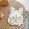 Dettaglio di body per neonati in cotone bianco con ricamo floreale rosa e volant - 66CM / Bianco