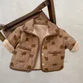 Dettaglio giacca trapuntata neonato con stampa orso e fodera in pile color crema - 66cm / Top / Marrone