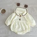 Dettaglio body neonato con ricamo orsetto, maniche a sbuffo e cappello coordinato con orecchie - 66