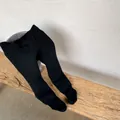Detalle de leggings de punto grueso negro para bebé con cintura elástica y textura acanalada - M / Negro Forrado de Felpa