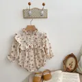Charmante babyromper met bloemenprint in roomwit met vintage kanten kraag en ruches - 66CM / Bloemenpatroon