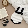Klassischer schwarz-weißer Strick-Baby-Body ohne Ärmel mit Knopfriemen und weicher Textur - 80cm / Weiße Bodysuit