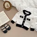 Eleganter schwarz-weißer Baby-Strickcardigan mit Knöpfen in Schleifen-Prägung - 80cm / Weiße Jacke
