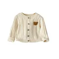 Baby Strickjacke in Cremeweiß mit Zopfmuster, Holzknöpfen und süßem Bären-Patch - 66 / Beiges Oberteil