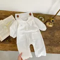 Weißer Baby-Strampler mit Bärenstickerei auf der Mütze und klassischen Knöpfen - 66cm / Oberteil Und Unterteil / Weiß