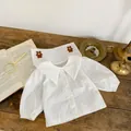 Weißer Baby-Einteiler mit süßer Bärenstickerei und Polokragen aus Baumwollstoff - 66cm / Oberteile / Weiß