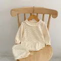 Conjunto de pelele y gorro de punto para bebé niña en color crema con encaje calado - 100cm / Blanco Albaricoque