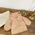 Baby-Strampler in Hellbraun mit Bären-Stickerei am breiten Kragen und weißen Knöpfen - 66cm / Oberteile / Braun