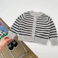 Cardigan a righe in maglia per neonato in grigio chiaro e nero con bottoni tondi - 66