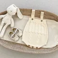 Beige gebreid babyrompertje met pompon details en bijpassende zachte babyschoentjes - 90cm / Beige Strampler