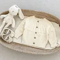 Crèmewit gebreid babyvest met kabelpatroon en vintage houten knopen voor baby's - 80cm / Beige Cardigan