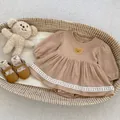Braunes Langarm-Strampler-Kleid aus Baumwolle mit Bärenstickerei und Spitze - 90cm / Khaki
