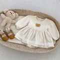 Pagliaccetto a vestitino beige in garza per neonata con ricamo orsetto e pizzo - 66CM / Albicocca