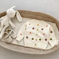Gilet tricoté pour bébé crème avec broderies fleurs et boutons en bois - Taille Soixante Six / Cardigan Brodé