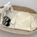 Baby-Langarmshirt mit schwarzen Punkten und verspielten Rüschendetails am Saum - 66CM / Punkt