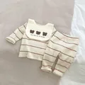 Pyjama rayé pour bébé beige et rouge avec un bavoir ourson assorti en coton doux - 73cm / Rayé Rouge et Marron
