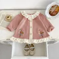 Roze gebreid babyvestje met bloemenborduurwerk en een witte kanten kraag met ruches - 66 / Roze
