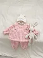 Détail de l'ensemble pyjama bébé rose avec haut à volants, pantalon et bonnet - 73 / Rose