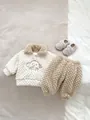 Dettaglio del set invernale in pile per neonati con ricamo a cane e morbida trama sherpa - 100cm / Cachi