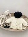 Gewatteerde gebroken witte babyjas met stippen, bruine knopen, baret en bijpassende schoenen - 66cm / Stip