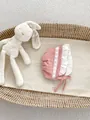 Detalle del gorro rosa para bebé de algodón con encaje blanco y bordado artesanal - M Talla Única / Encaje Mediano / Rosa