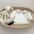 Katoenen babyshirt met blauw geborduurde kraag en babyschoentjes in een mandje - 66CM / Wit Geborduurd Overhemd