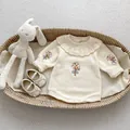 Gestrickter beiger Babystrampler mit Blumenstickerei und Spitzenkragen - 73 / Elfenbein Blumen Fleece