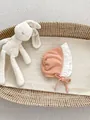 Detalle de gorro de sol para bebé con borde de encaje blanco y lazos en cuna - M Talla Única / Estándar / Rosa Anaranjado