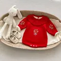 Baby Mädchen roter Strick-Strampler mit Blumenstickerei und Spitzenkragen-Detail - 66 / Rot Blumen Fleece