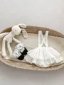Barboteuse blanche à volants pour bébé et chaussures en dentelle dans un panier - 66 / Blanc