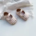 Detalle de zapatos Mary Jane para bebé con cuadro naranja y bordado de flores finas - S (Longitud Interior 11cm) / Albaricoque Beige