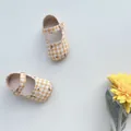 Primer plano de merceditas para bebé a cuadros amarillos con bordados florales suaves - S (Longitud Interior 11cm) / Beige