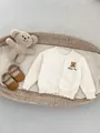 Beige gebreid babyvest met schattig berenborduursel en knoopsluiting voor peuters - 66cm / Abrikoos