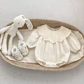 Barboteuse bébé blanc cassé avec col en dentelle et broderie florale délicate - 66 / Barboteuse bébé
