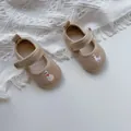 Λεπτομέρεια μπεζ κοτλέ βρεφικά παπούτσια με κέντημα πάπιας και κούμπωμα βέλκρο - S (Εσωτερικό Μήκος 11cm) / Βερικοκί