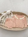 Set neonata in maglia rosa con motivo a rombi, colletto in pizzo e bottoni in legno - 66CM / Rosa