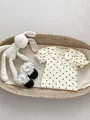 Detail van een crème baby t-shirt met zwarte stippen, Peter Pan kraag en pofmouwen - 66CM / Stippen
