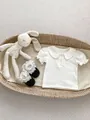 Detailweergave van baby-T-shirt met korte mouwen, Peter Pan-kraag en ruches-details - 90cm / Wit