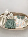 Babyhemd met dierenprint, groene pofbroek en kanten schoenen in een geweven mand - 73cm / Dierset