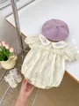 Barboteuse bébé fille à fleurs, broderie violette, col claudine et dentelle - 66 / Floral Violet