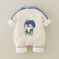 Gewatteerd beige baby rompertje met blauwe mouwen en pinguïnborduursel op de rug - Maat 66 / Pinguïn Borduurstijl / Blauw