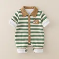 Gestreifter Baby-Body in Grün-Weiß mit braunem Polokragen und Bären-Aufnäher - Grün / 66cm