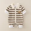 Gestreifter Baby-Strampler aus Baumwolle mit Bären-Applikation und Polokragen in Braun - Braun / 66cm
