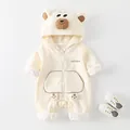 Beigefarbener Baby-Kapuzenoverall mit Bärenohren und CUTE BEAR Aufdruck - Gebrochenes Weiß