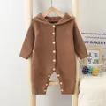 Brauner Baby-Strampler aus Fleece mit Kapuze und Holzknöpfen an einer Leiter aufgehängt - 66cm / Braun