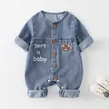 Mameluco vaquero para bebé en azul medio con bordado de oso y botones marrones - 66cm / Azul