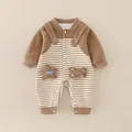 Gestreifter Baby-Strampler mit braunen Cordärmeln und niedlichem Bären-Aufnäher - 66cm / Braun
