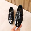 Klassische schwarze Lacklederschuhe für Jungen mit gewebter Textur und Metallschnalle - Größe 21 (Innen 15.5cm) / Schwarz