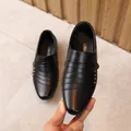 Klassische schwarze Lederhalbschuhe für Jungen mit Metallnieten und runder Zehenpartie - Größe 21 (Innen 15.5cm) / Schwarz