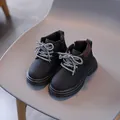 Klassische schwarze Kinder-Combat-Boots mit matten Details und gestreiften Schnürsenkeln - 26-30 / Schwarz